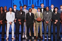 交易方案细节：雄鹿为得到伦纳德付出了巨大代价。